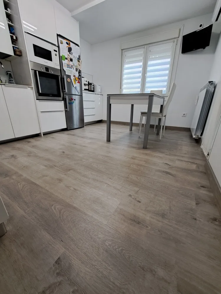 Cocina con suelo laminado gris instalado por JR Parquet, Tudela