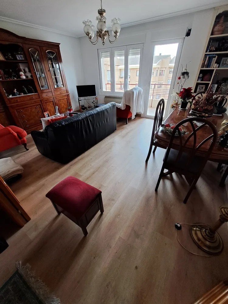 Salón con suelo laminado marrón colocado por JR Parquet