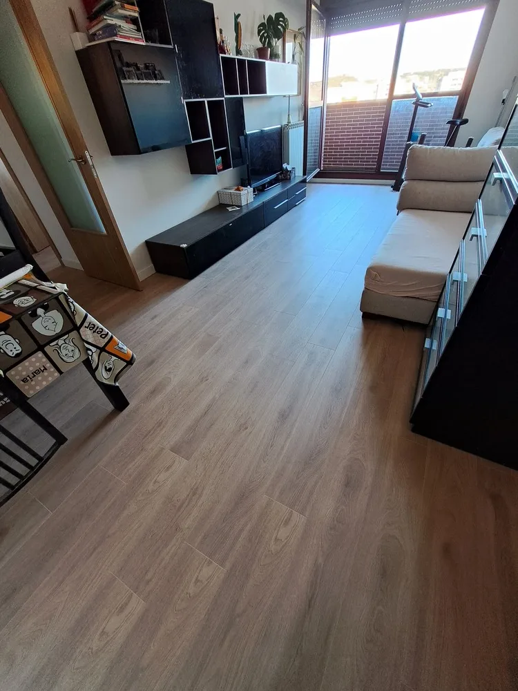 Comedor con tarima de madera flotante instalada en Tudela