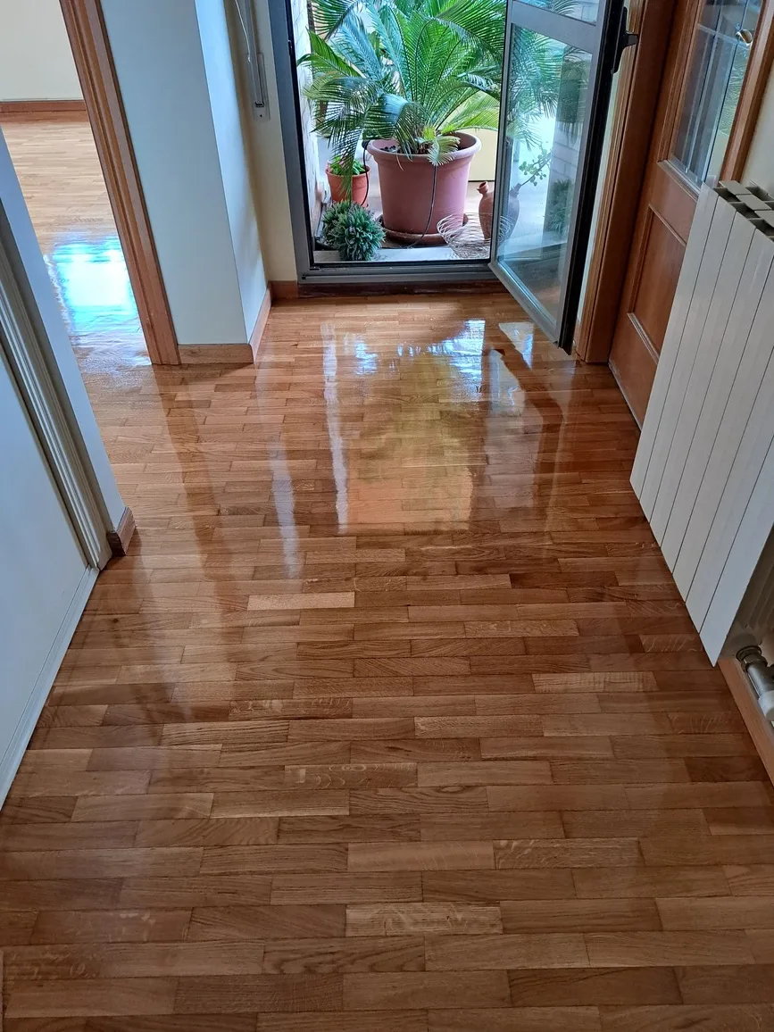 Lijado y barnizado de suelo de madera en piso de Tudela