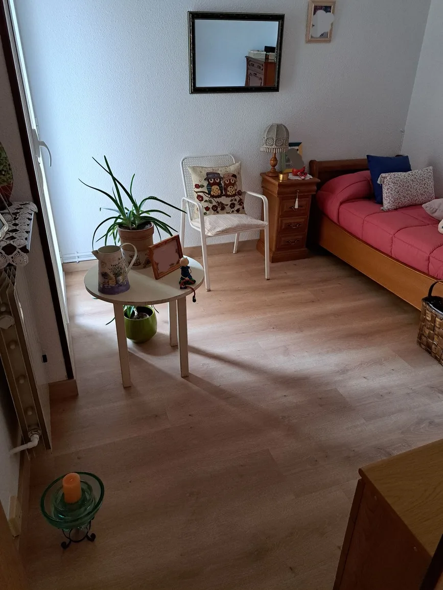 Habitación con suelo laminado marrón claro recién instalado