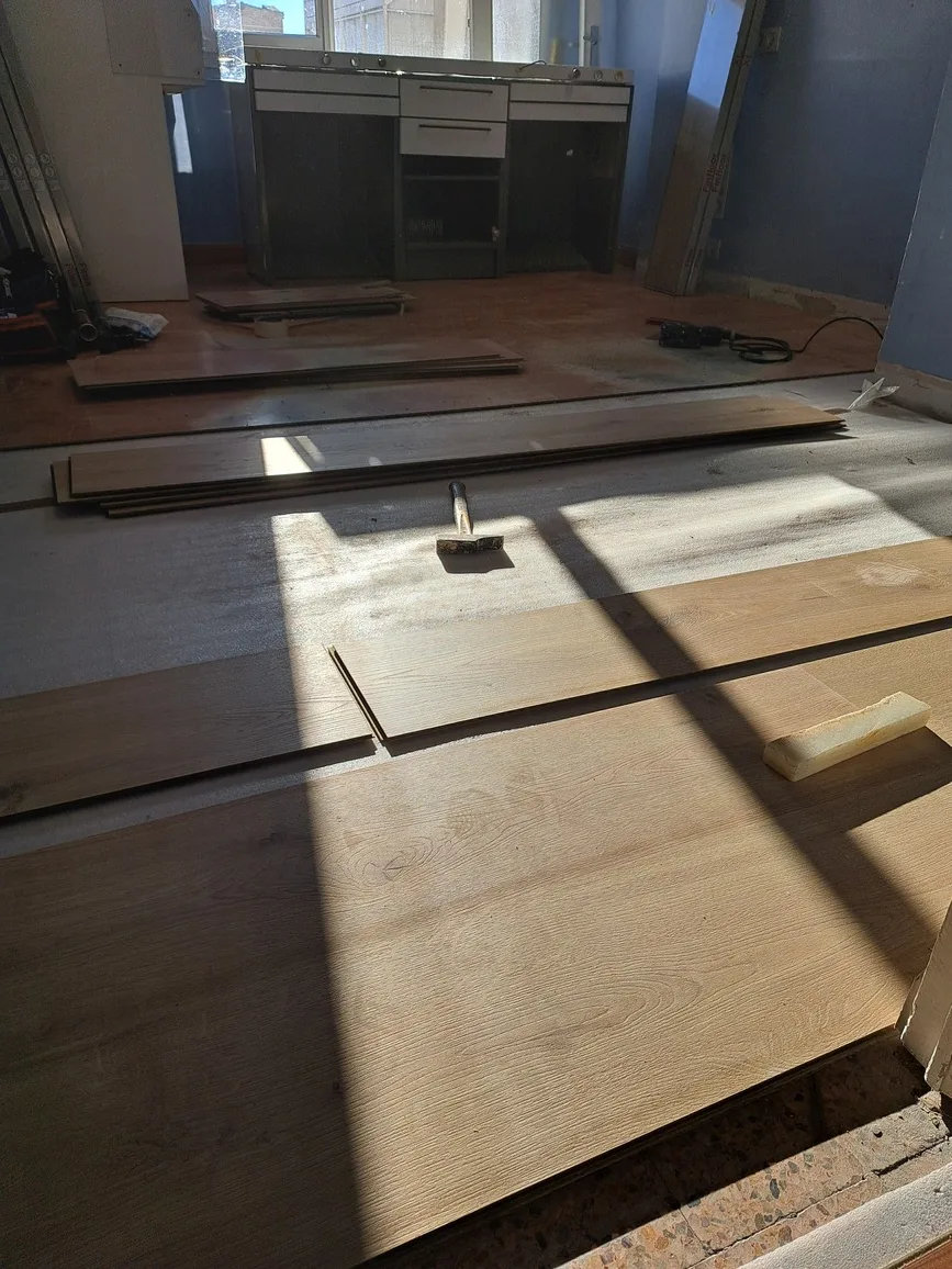 Proceso de colocación de suelo laminado marrón en piso